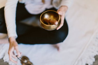 Bir kadının ellerinin Tibet meditasyon kasesini tutarken çekilmiş en iyi fotoğrafı..