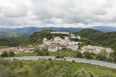 İspanya 'nın Endülüs şehrinde beyazlar tarafından yıkanmış İspanyol dağ köyü