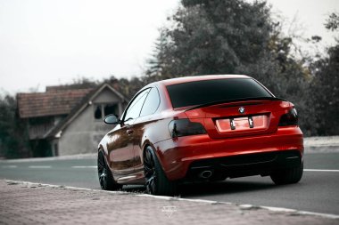 Turuncu BMW Serisi 1 düşürüldü ve ayarlandı