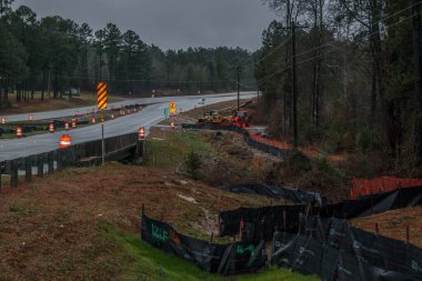 Augusta, Ga USA - 01-31-21: İnşaat konileri ve endüstriyel ekipmanlarla kırsal bir otoyolda trafik