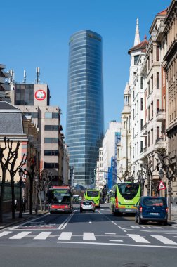 Bilbao kentinin dikey bir görüntüsü binalar ve halk otobüsleriyle çevrili.
