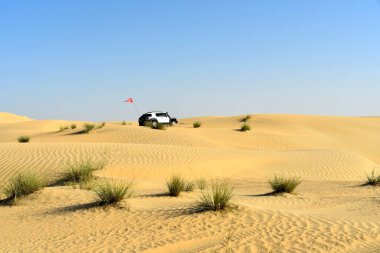 Sabahın erken saatlerinde El Qudra Gölü 'nde BAE Offroaders' la kum tepelemesi.