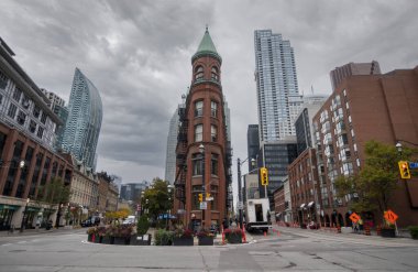 Toronto 'daki Gooderham Binası' nın düşük açılı görüntüsü.