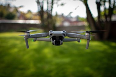 Bulanık bir arkaplanda Dji Air 2 'nin insansız hava aracının yakın çekimi.