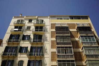 Apartman binalarının sarı ve kahverengi renkli yakın çekimi.