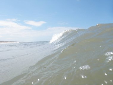 Güneşli bir yaz gününde güzel bir deniz manzarası.