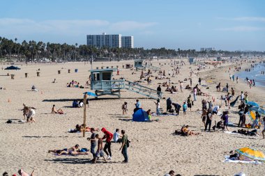 Cankurtaran kulesi Santa Monica Sahili, Los Angeles, Kaliforniya 'da birçok turist tarafından çevrelenmiştir.