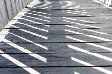 Ahşap tahtaların çapraz yönde sabit köşegen gölgelerinin yakın plan çekimi.