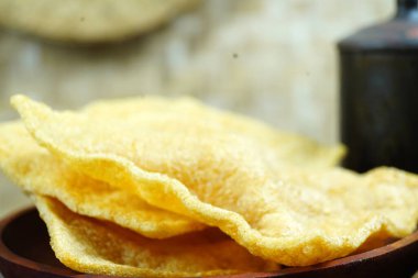 Kıtır bir papadum (appalam veya papad) Hint yemeği - baharatlı bir yassı ekmek