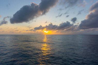 Sakin denizlerde Güney Atlantik okyanusunda gün doğumu.