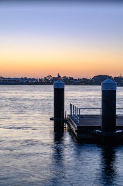 Gün batımında ahşap bir iskele
