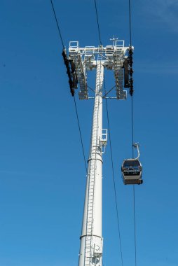 Porto, Portekiz 'de mavi gökyüzünde bir teleferiğin dikey alçak açılı görüntüsü.