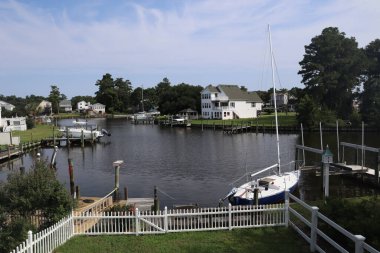 Göl kıyısındaki güzel bir kasaba manzarası