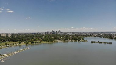 Denver, Colorado 'da mavi gökyüzünün altındaki su kütlesinin hava görüntüsü.