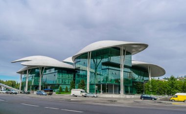 Tiflis, Gürcistan - 1 Ekim 2017: Kura Nehri üzerindeki Kamu Hizmetleri Salonu (Mtkvari) Massimiliano ve Doriana Fuksas tarafından tasarlandı.