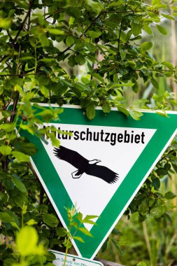 Ormandaki Doğal Rezerv için bir Alman işareti.