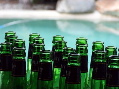 Aile Noel toplantısından sonra boş bira şişelerinin ayrıntıları, Brisbane, Avustralya