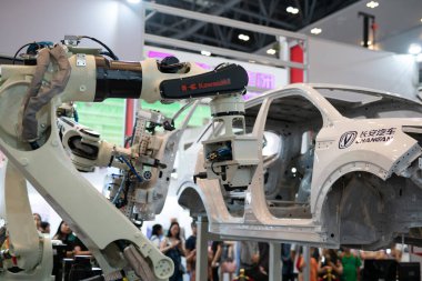 Chongqing, Çin 'deki Smart China Fuarında çalışan bir robot kol gösterisi.