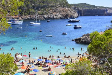 Güzel bir temiz su manzarası ve İbiza plajı.