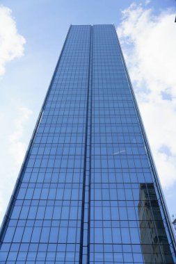 Amerika 'da, Houston' da günışığında modern bir ofis binasının düşük açılı görüntüsü.