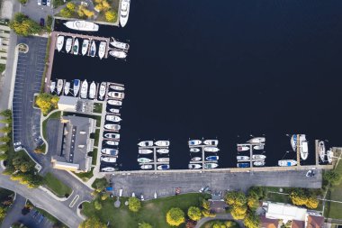 Frankfort, Michigan 'daki limanın hava görüntüsü.