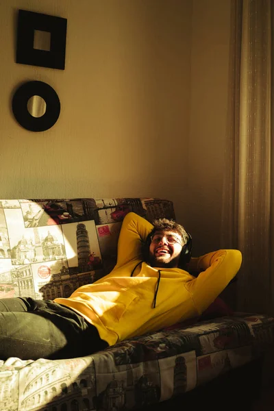 Молодий Усміхнений Іспаномовний Чоловік Жовтому Светрі Насолоджується Яскравим Сонячним Світлом — стокове фото