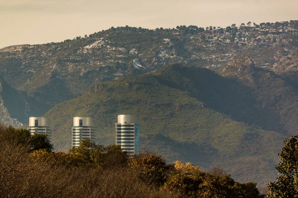 Close Uma Cidade Perto Das Montanhas Uma Floresta — Fotografia de Stock