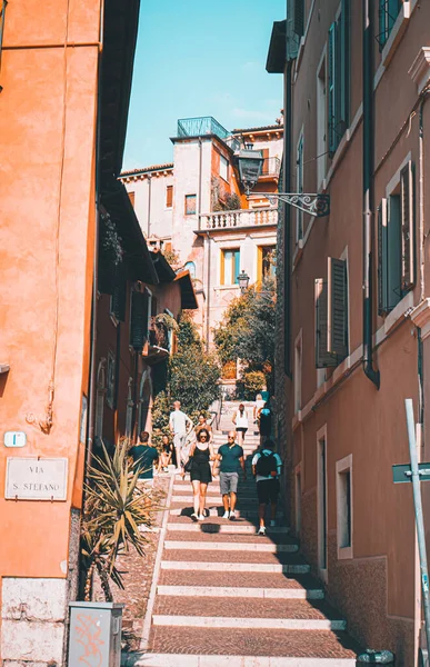 Вертикальный Снимок Оживленной Лестницы Улице Вероне Италия Весной Летом — стоковое фото