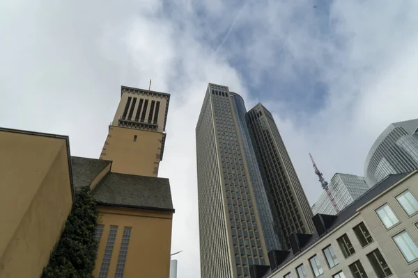 Una Toma Ángulo Bajo Edificios Altos Modernos Centro Frankfurt Alemania —  Fotos de Stock