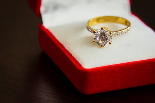 Eine Nahaufnahme Von Schönen Goldenen Ring Roter Schachtel Für Hochzeitskonzept — Stockfoto