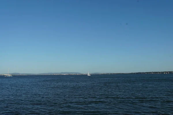 Uma Bela Vista Mar Com Navios Navegando Nele — Fotografia de Stock