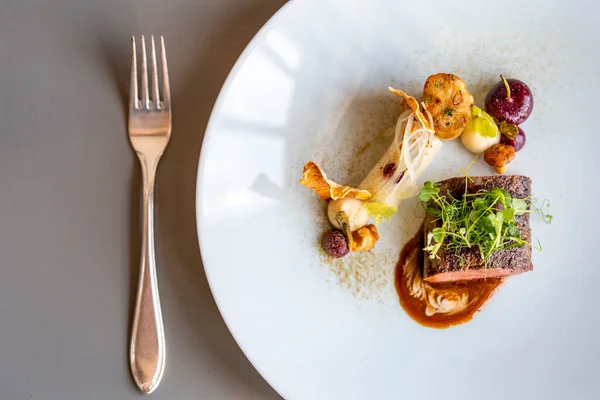 Una Porción Delicioso Filete Servido Con Champiñones Salsa —  Fotos de Stock