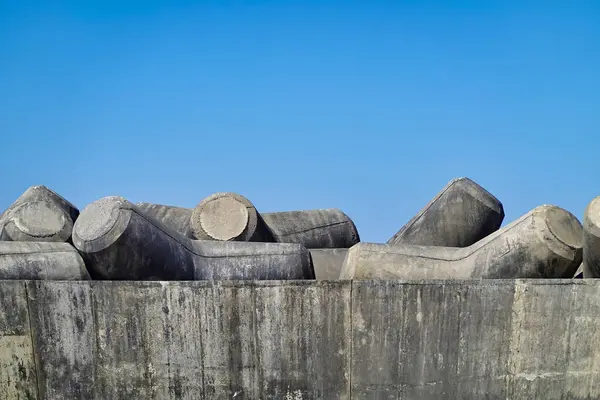 Grobe Betonwellenbrecher Der Wand Unter Blauem Wolkenlosem Himmel — Stockfoto