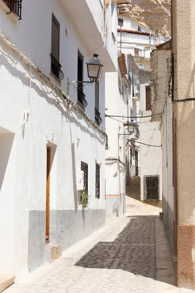 Alcala Del Jucar市一条小巷的垂直截图 在明亮的阳光下 街道上有白色的建筑物 — 图库照片