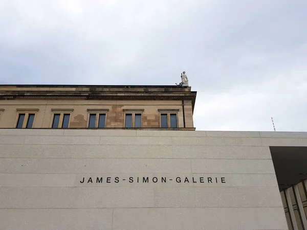 James Simon Galerie Wypisane Ścianie Budynku — Zdjęcie stockowe