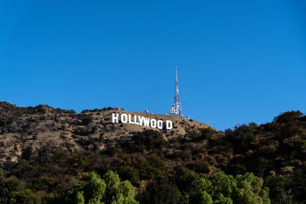 Het Hollywood Teken Berg Tegen Een Heldere Blauwe Lucht Los — Stockfoto