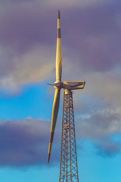 Vertical Giant Wind Turbine Cloudy Blue Sky — Stock Photo, Image