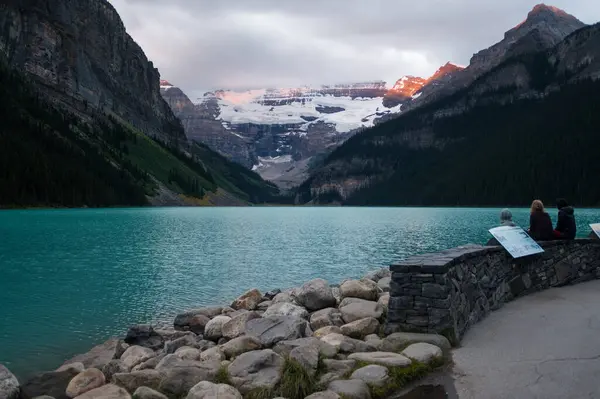 Una Hermosa Vista Del Lago Louise Entre Las Montañas Rocosas — Foto de Stock