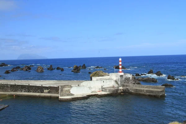 Uma Bela Vista Cais Pedra Perto Mar Com Fundo Azul — Fotografia de Stock