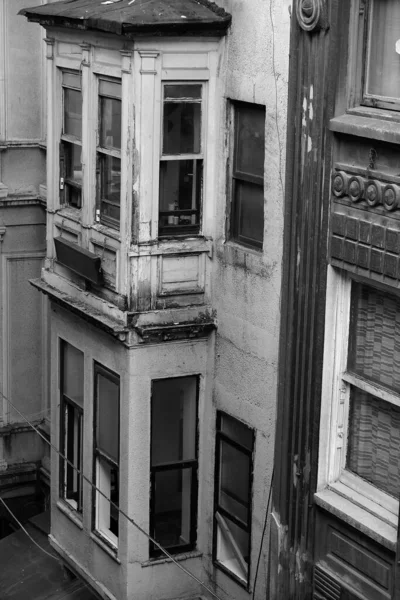 Вертикальна Сіра Галявина Старих Вивітрених Балконів Житлового Будинку Істамбулі — стокове фото