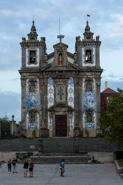 Plano Vertical Iglesia Santo Ildefonso Oporto Portugal Con Turistas Cerca —  Fotos de Stock
