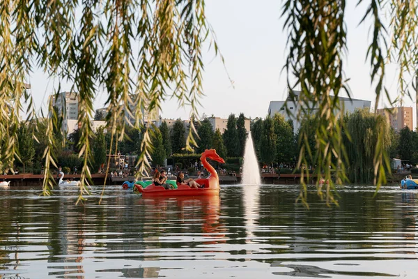 Bela Foto Parque Vista Piscina Com Barco Vermelho Forma Dragão — Fotografia de Stock