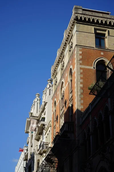 Вертикальный Снимок Здания Европейском Стиле Фоне Голубого Неба — стоковое фото