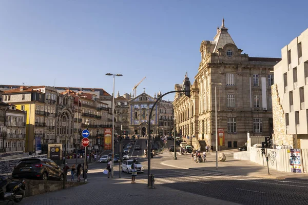 圣本托车站和葡萄牙波尔图的其他建筑物 温暖的阳光和蓝天 — 图库照片