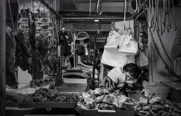 Närbild Kvinna Som Snokar Sitt Kötthall Mercado Central Lima Peru — Stockfoto