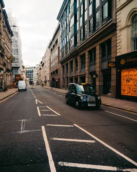 Disparo Vertical Taxi Conduciendo Por Las Calles Londres Inglaterra — Foto de Stock