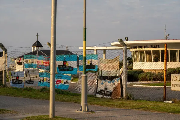 Mar Del Plata Çitlere Asılı Arjantin Bayrakları Olan Bir Caddenin — Stok fotoğraf