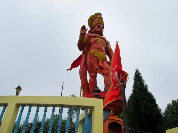 Вид Статую Індуїстського Бога Хаунмана Храмі Калмімонг Сіккім Прапором Деревами — стокове фото