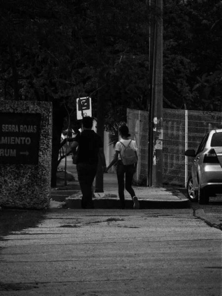 在墨西哥的街道上 一对夫妇手牵着手在街上走来走去 这是一张灰白色的照片 — 图库照片