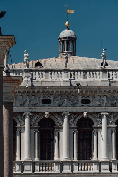 位于意大利威尼斯的圣马克图书馆的立面 有穹顶 柱子和雕像 — 图库照片